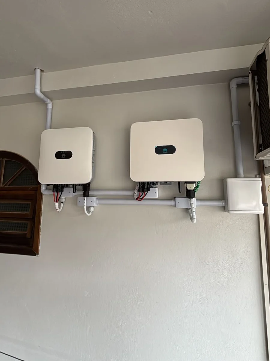 Dois inversores Huawei do sistema de energia solar instalado em Joinville