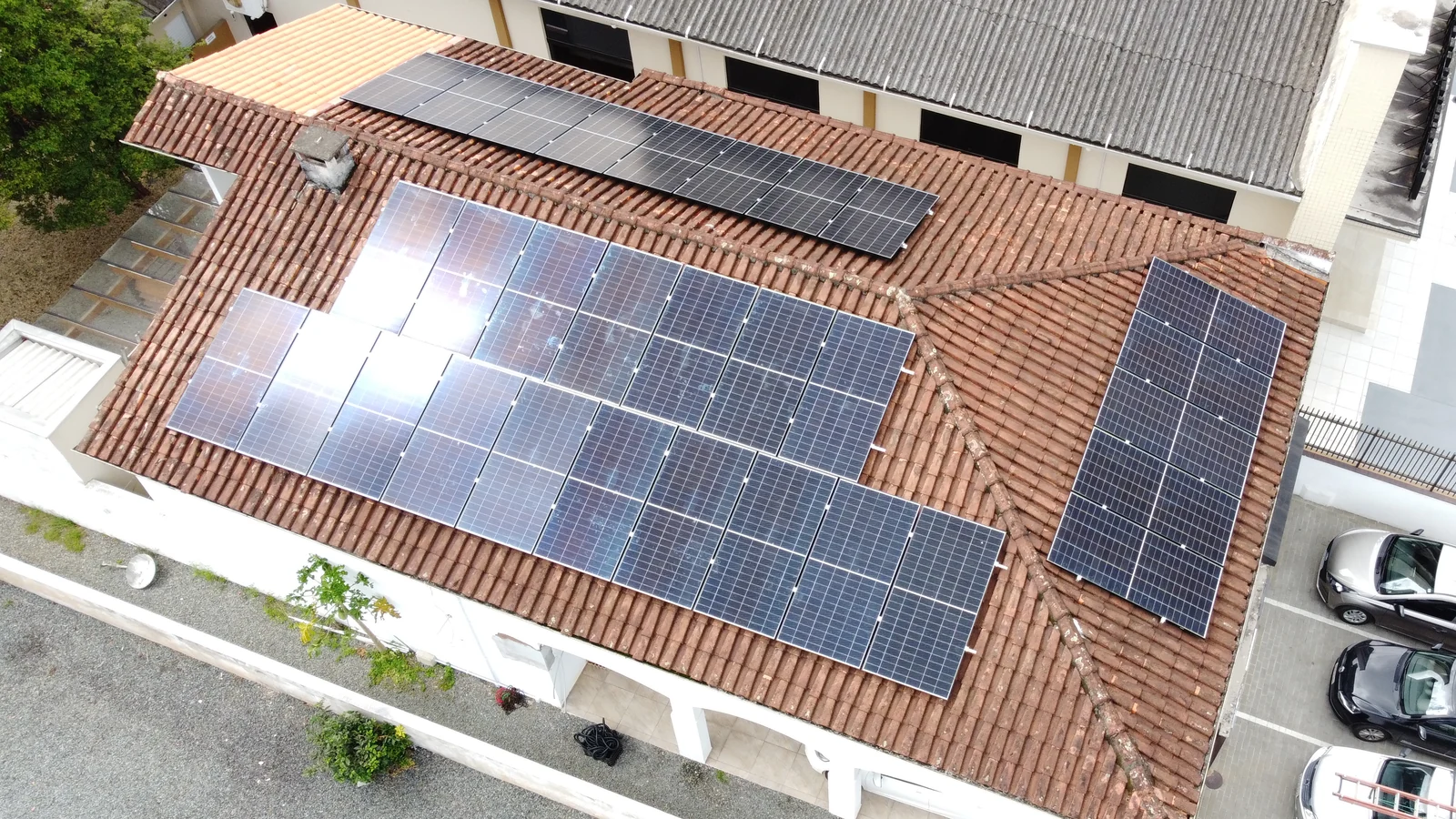 Vista aérea dos módulos de energia solar instalados no Bom Retiro em Joinville
