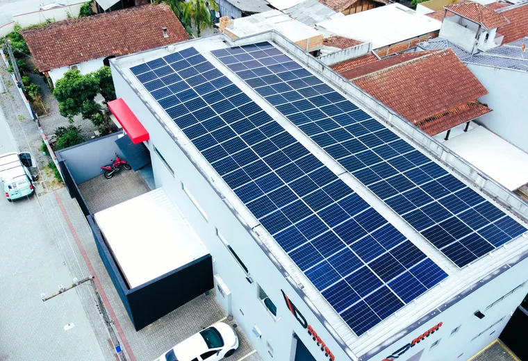 Sistema de energia solar instalado na Doctor Moldes em Joinville