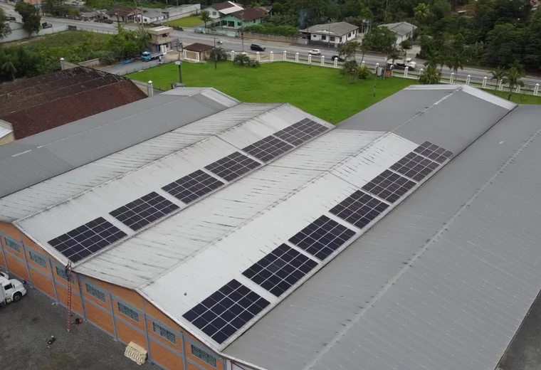 Sistema de energia solar instalado na Multidrink em Garuva