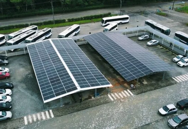 Sistema fotovoltaico instalado em área industrial em Joinville