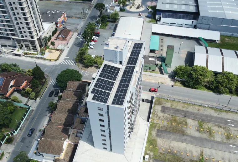 Painéis solares instalados em prédio urbano