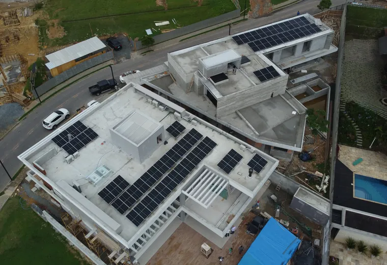 Sistema solar em residência com telhado técnico