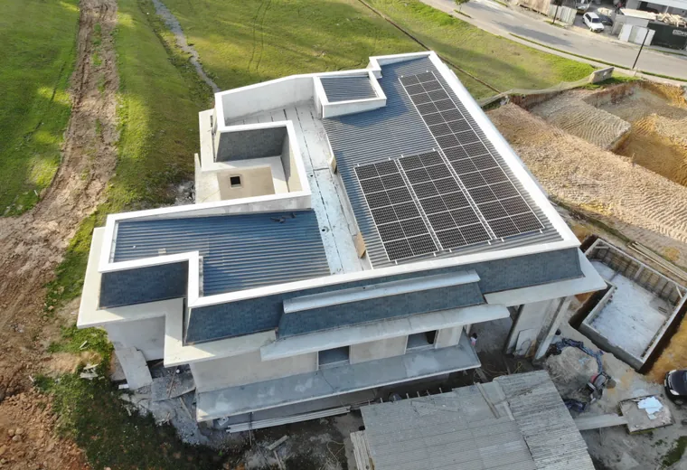 Sistema de energia solar instalado em telhado residencial pela TeraSolar