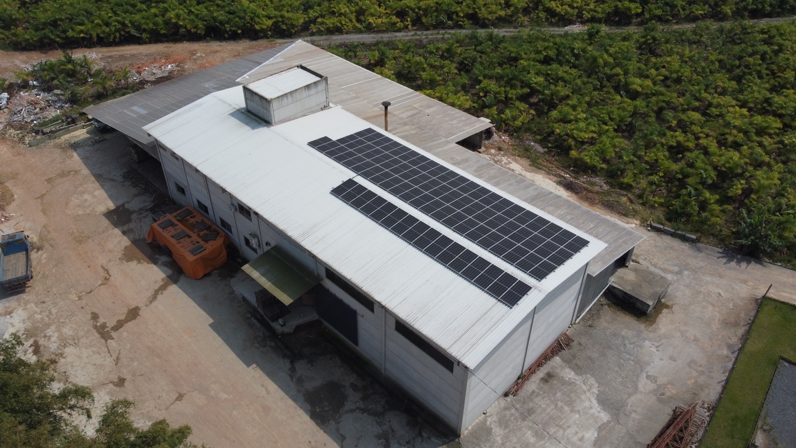 Vista aérea da cobertura da Voigt Alimentos com 80 módulos solares instalados