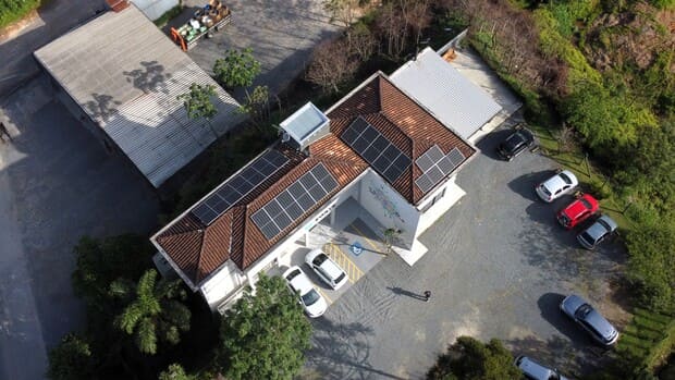 Sistema de energia solar do cliente Evolve Tecnologia em Glória, Joinville