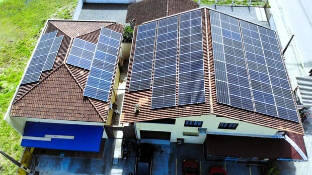 Sistema de energia solar do cliente Leandro em Ulysses Guimarães, Joinville