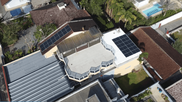 Sistema de energia solar do cliente União Amortecedores em Costa e Silva, Joinville